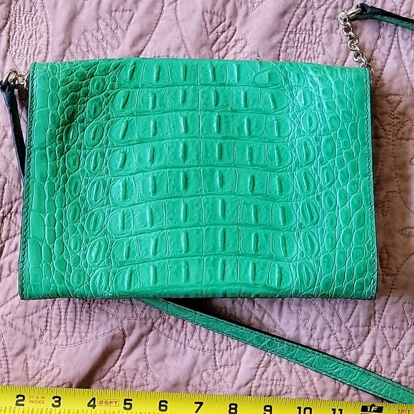 Kate Spade Alligator textured Green 💚 leather purse gold buckles w/dust cover. - Picture 8 of 11